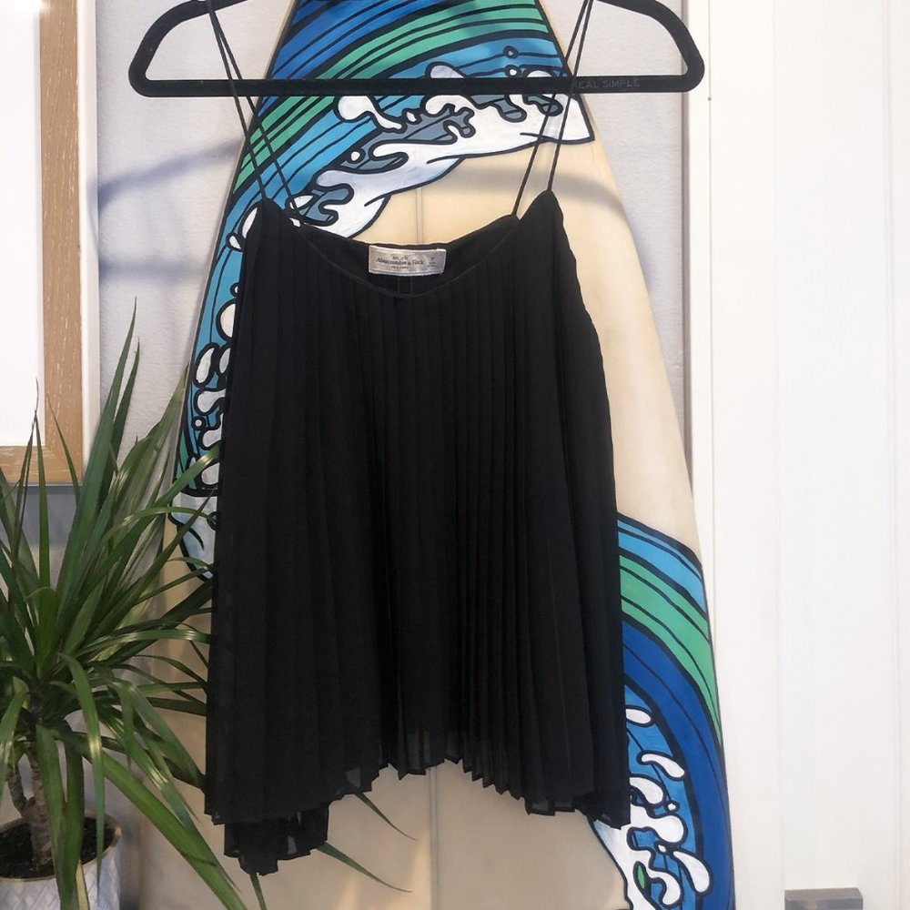 BLACK PLEATED TANK